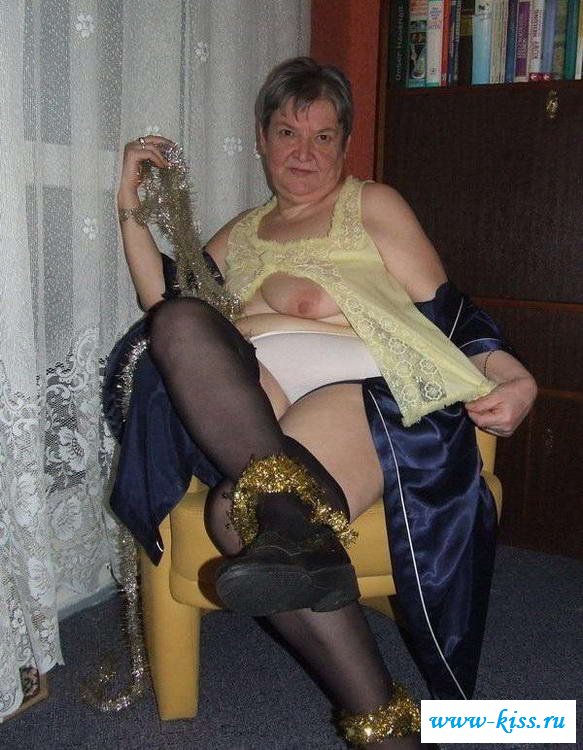 Голые бабульки жгут перед фотографом