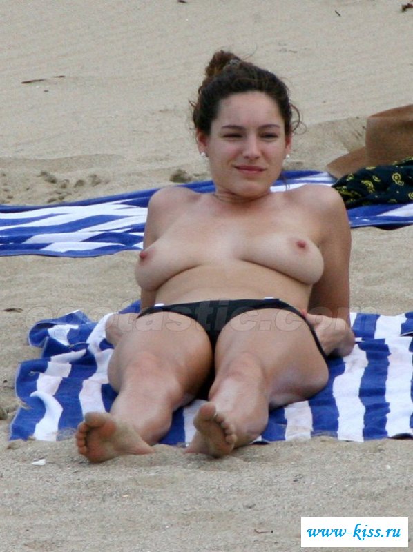 Kelly Brook засветилась в эротике на пляже