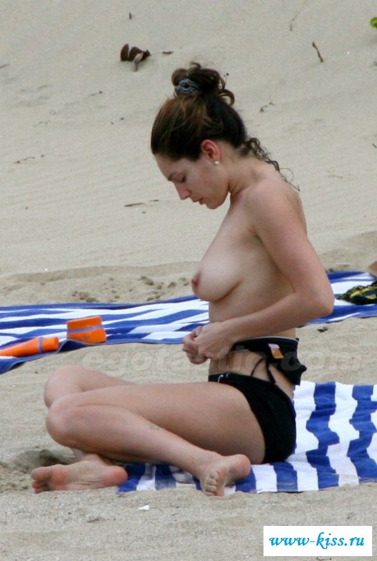 Kelly Brook засветилась в эротике на пляже