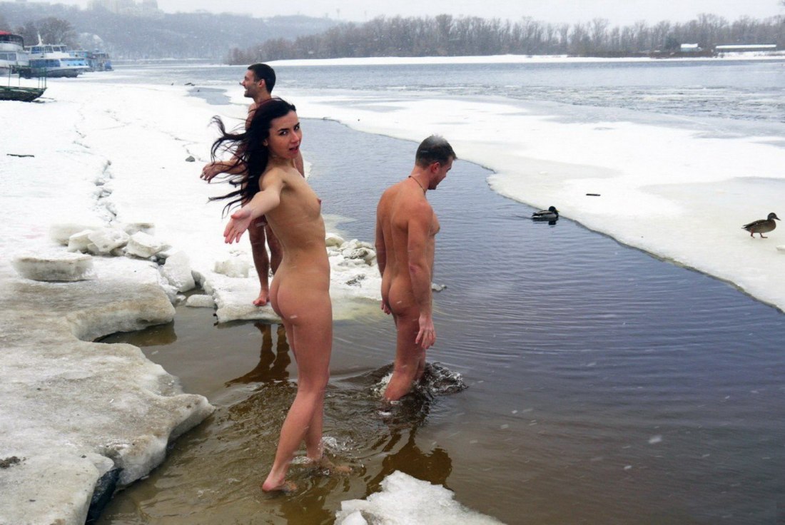 Голые парни купаются в проруби