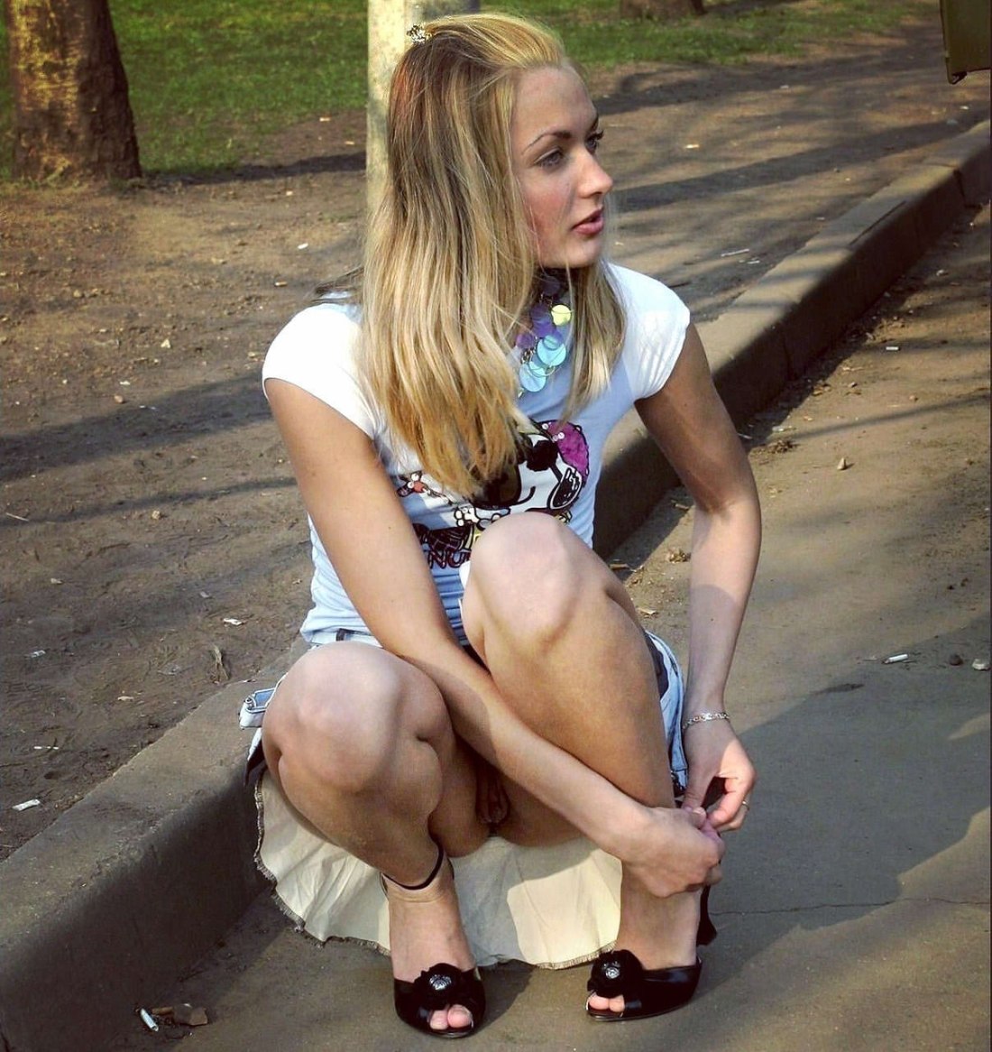 Жена без трусиков на улице