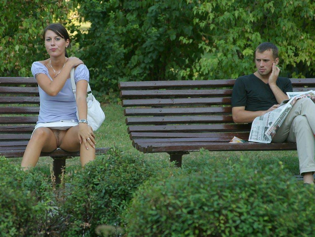 Девушка на скамейке без трусов