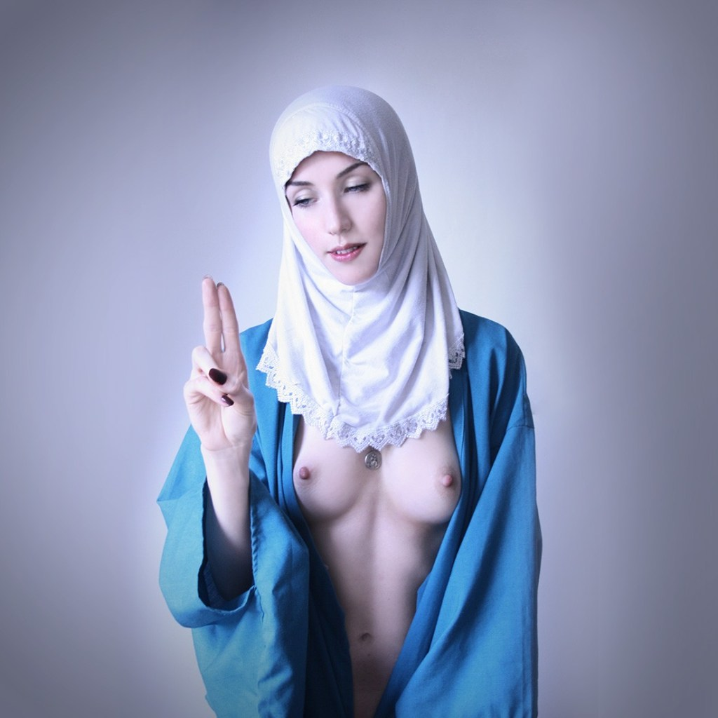 Голые дамы в чулках на природе