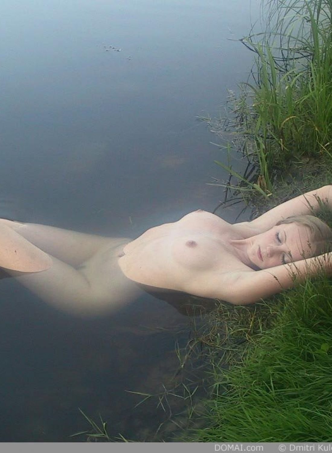 Женщины купаются голышом