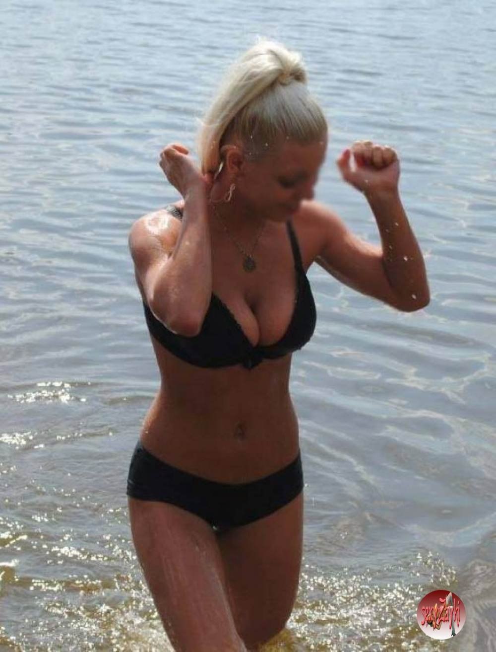 Марина Рябова на пляже.Кемерово