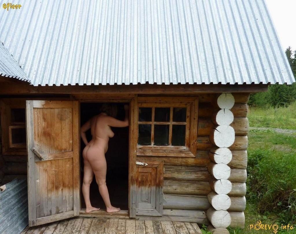 Голые женщины в деревенской бане