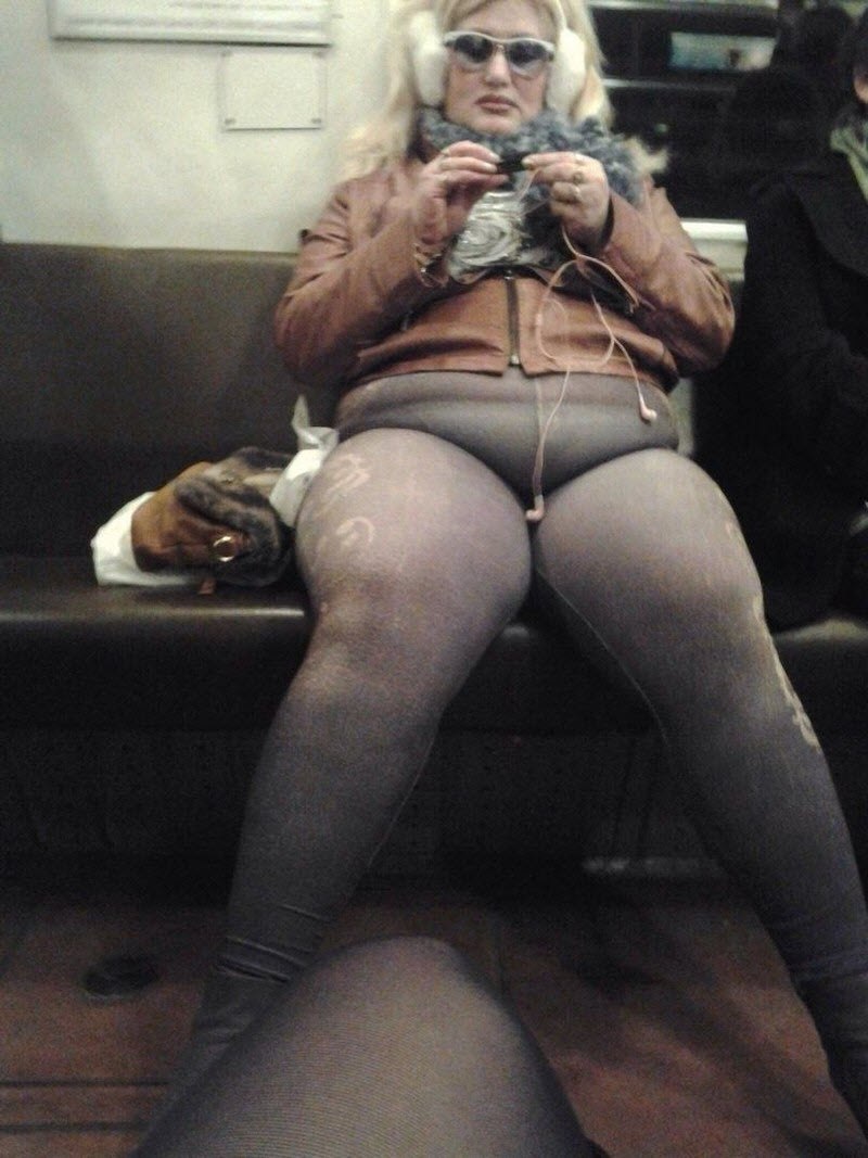 У женщин под юбкой в транспорте