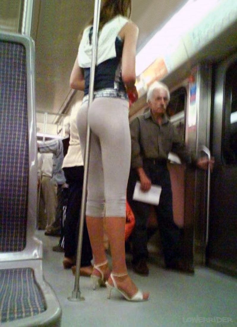 Люди в трусах в метро