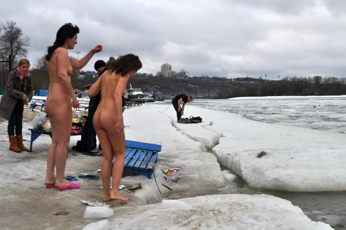 Голые женщины в купели на крещение