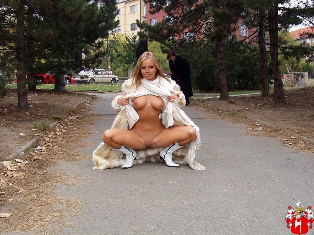 Голые на улице Катя Кловер