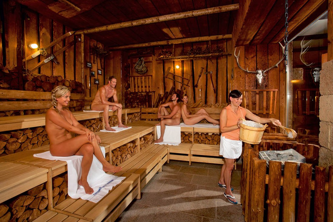 Голые женщины в бане и сауне