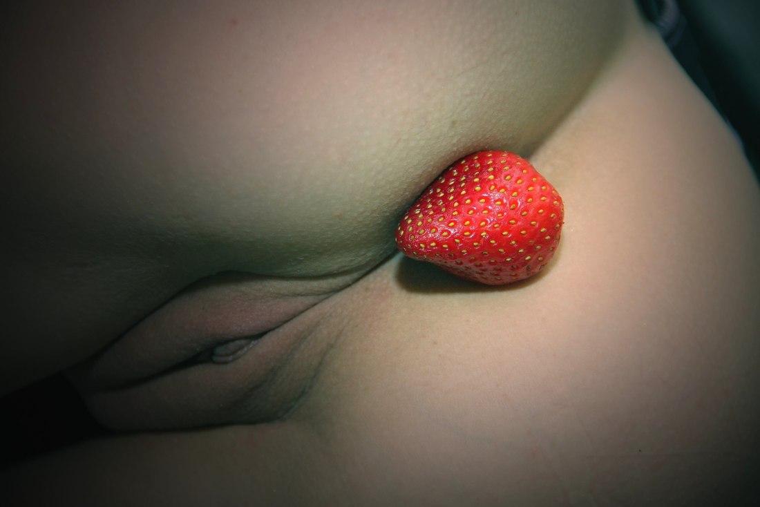 Эротическая фотосессия с вишней