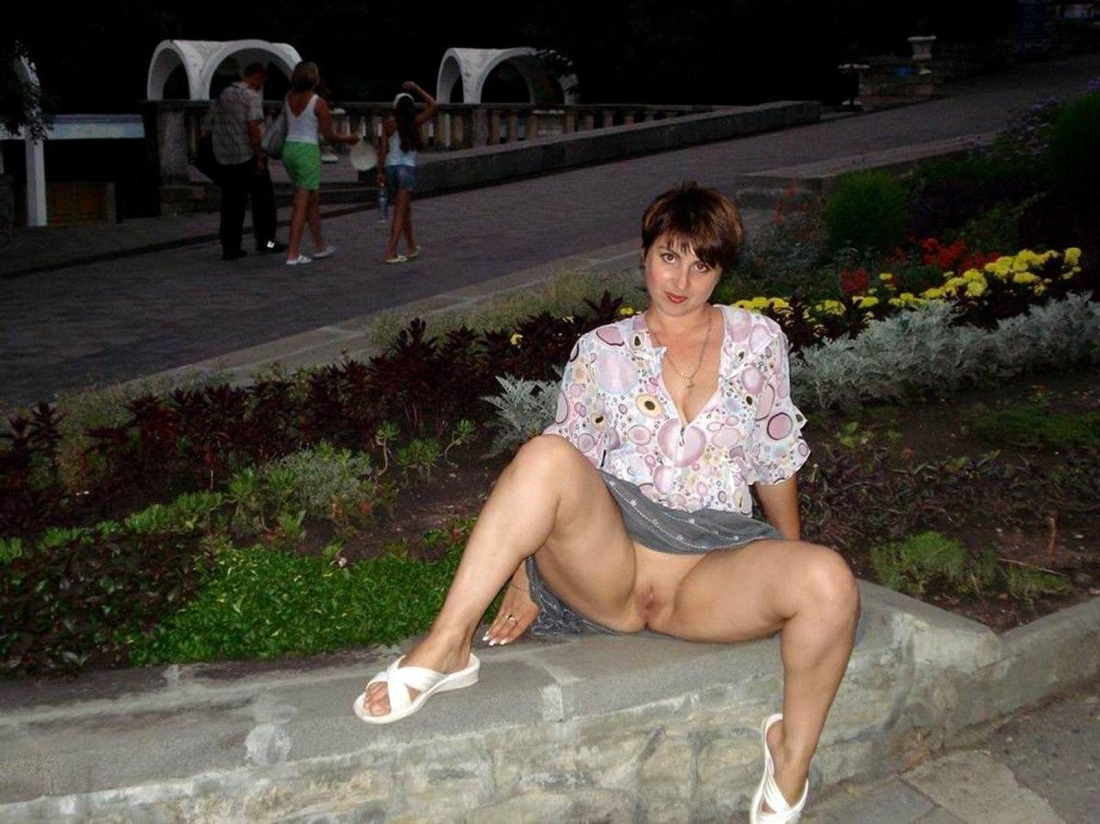 Милфа без трусов на улице