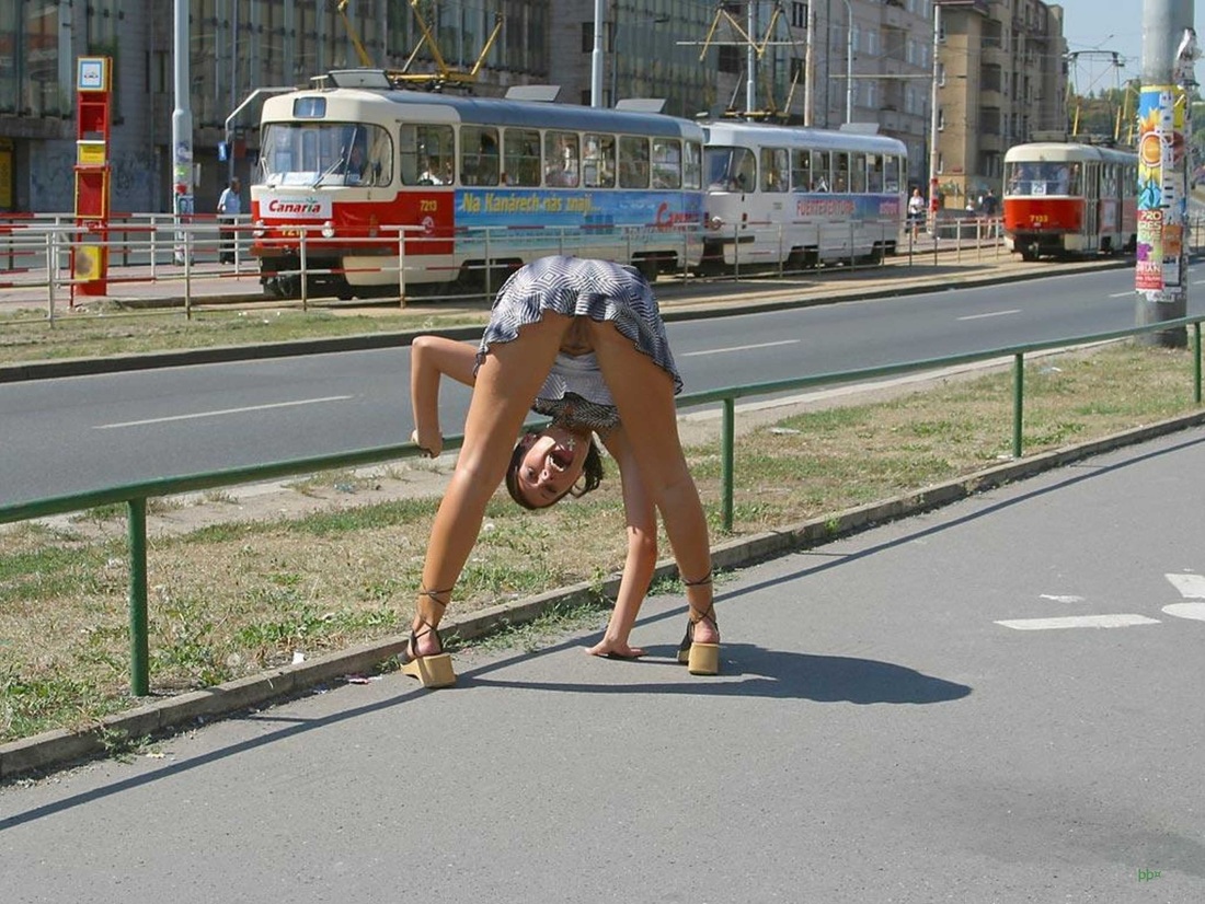 Голые женщины на улицах городов