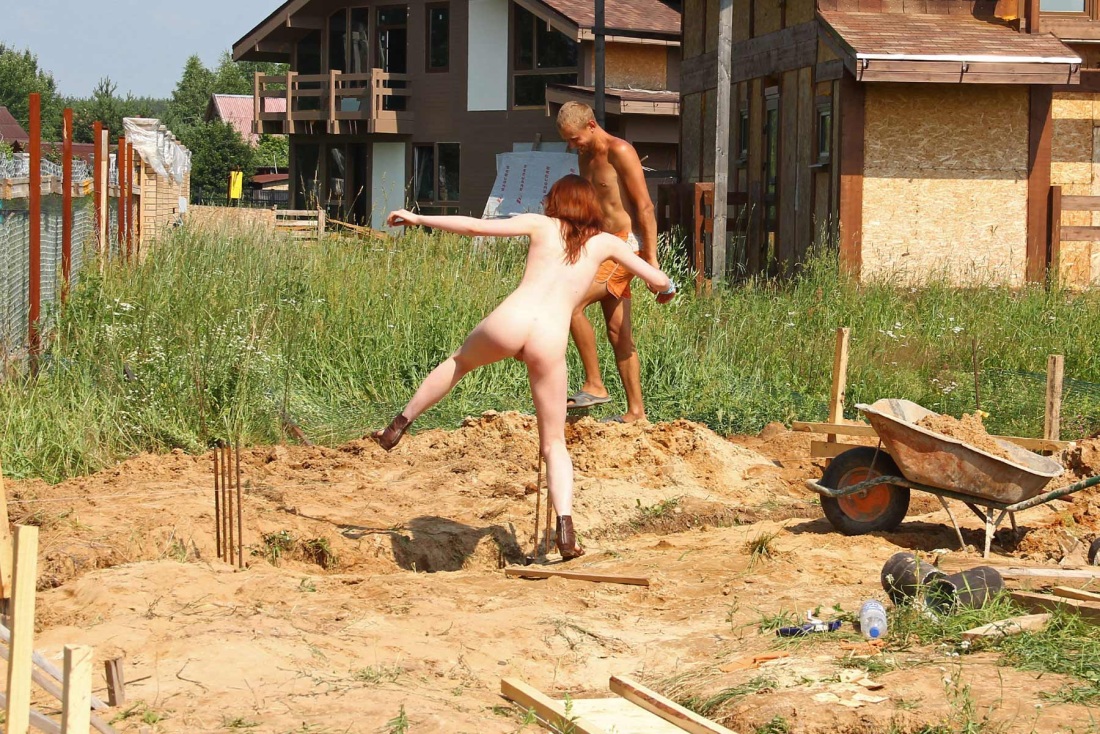 Голые женщины на лужайке