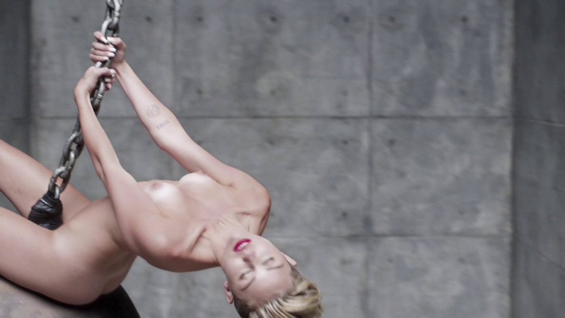 Майли Сайрус Wrecking Ball голая