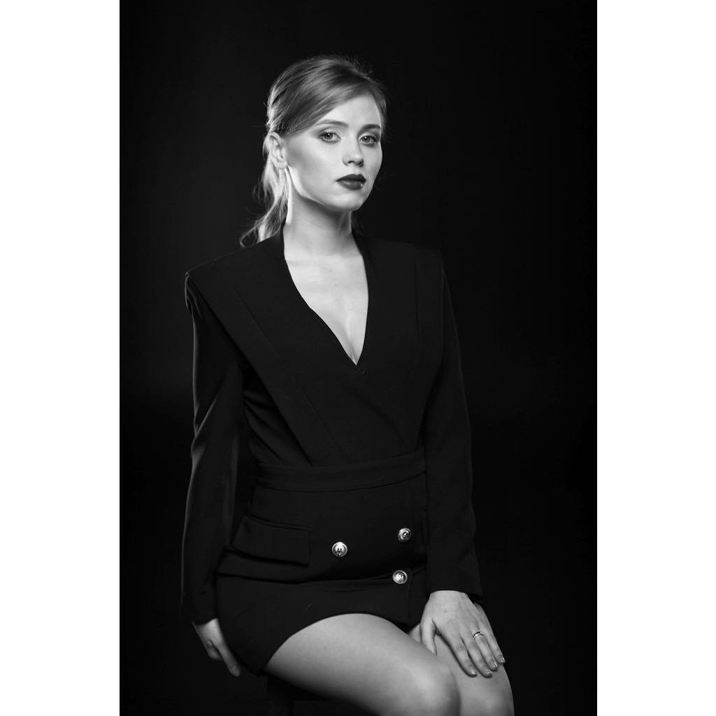 Очертания тела девушки