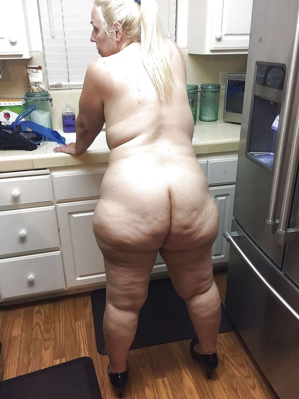 Голые целлюлитные женщины