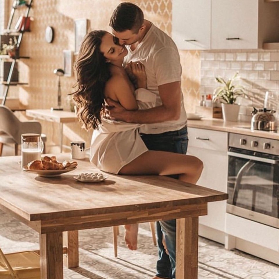Парень и девушка на кухне