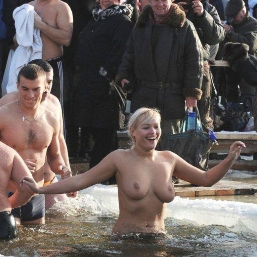 Голые в проруби на крещение