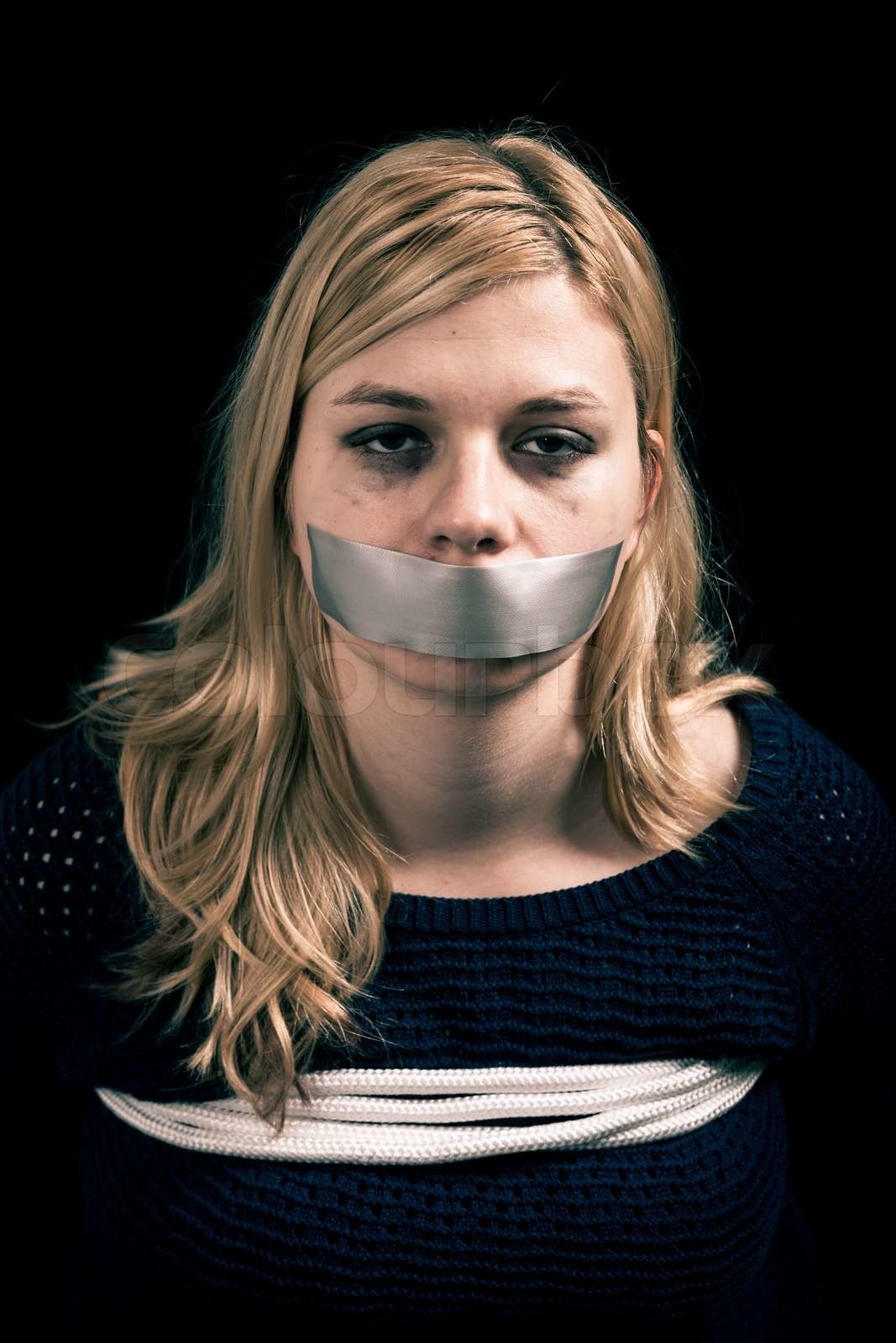 Девушка с заклеенным ртом