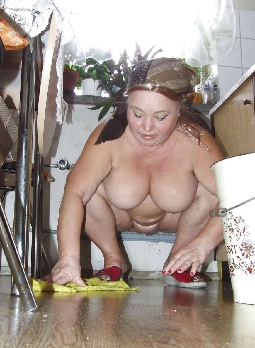 Голые домохозяйки на кухне