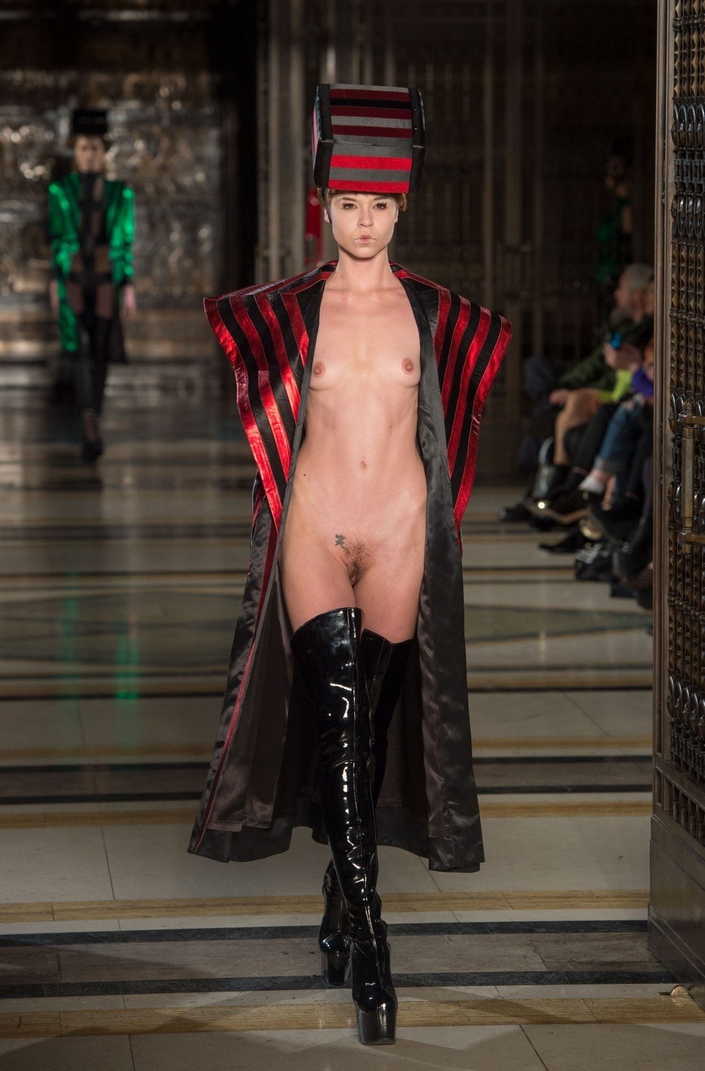 Чарли Ле Минду Charlie le naked
