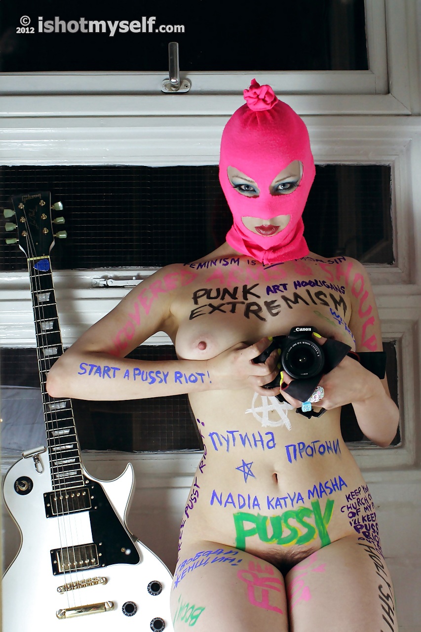 "Голые девушки из pussy Riot"