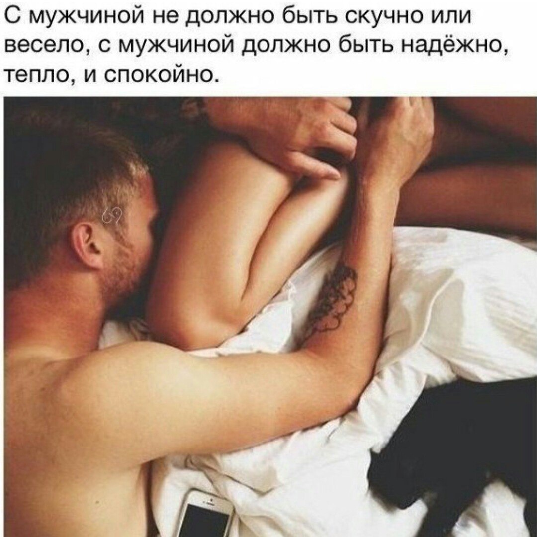 Грудь в кровате в темноте