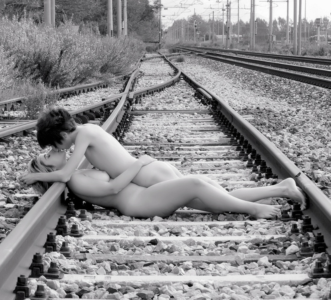 Эротическая фотосессия на рельсах