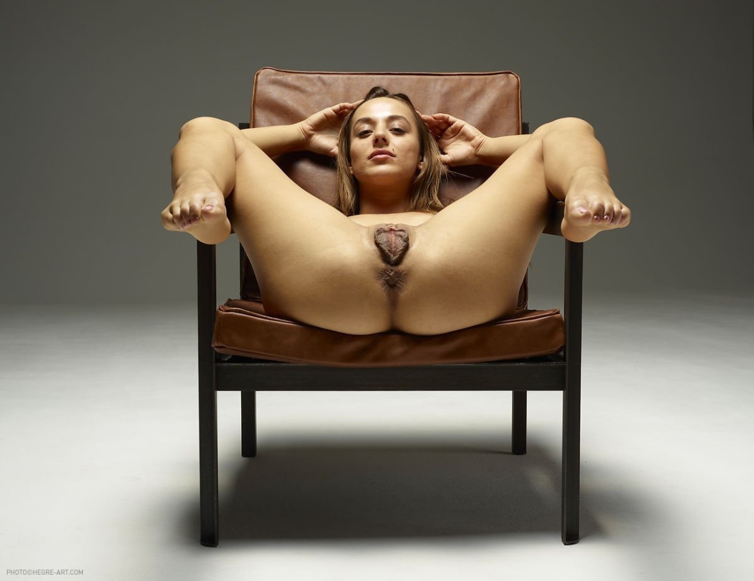Dominika Chybova Hegre Art на стуле