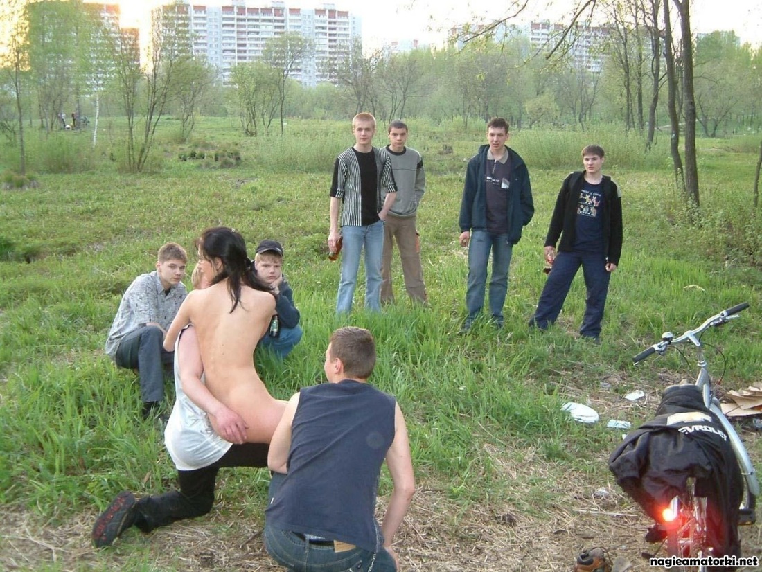 Голый парень перед девчонками на природе