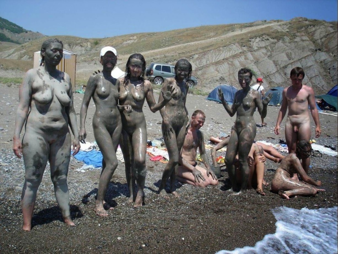 Женщины купаются голышом