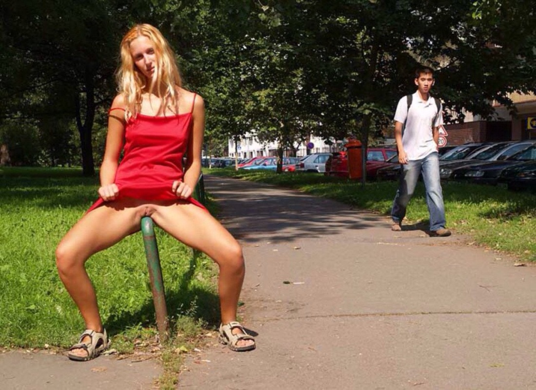 Милфы на улице без трусиков