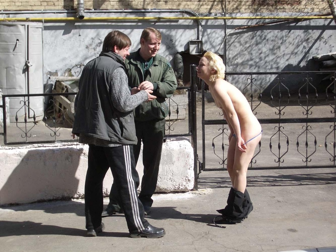 Голые женщины на улице среди мужчин