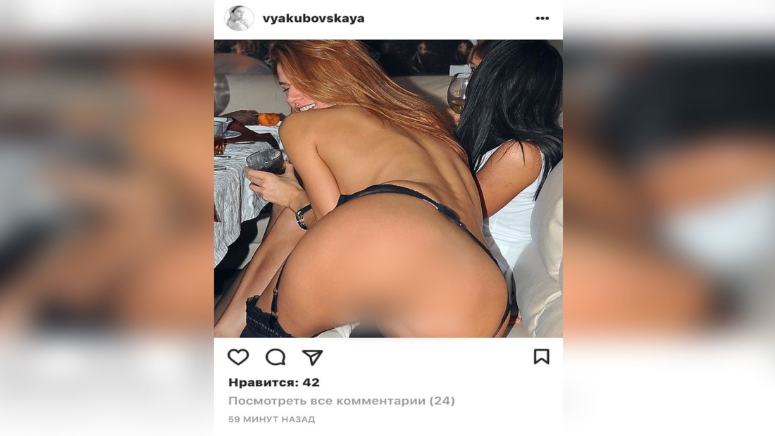 Женщины показывают свои интимные места