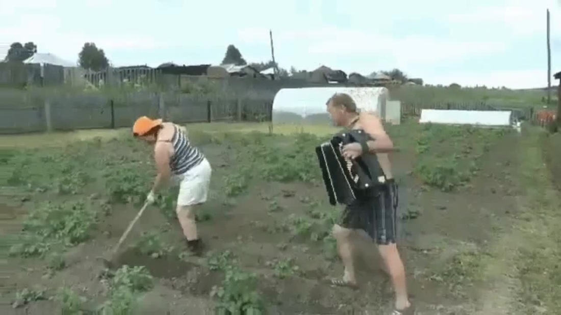 Мужик пашет огород