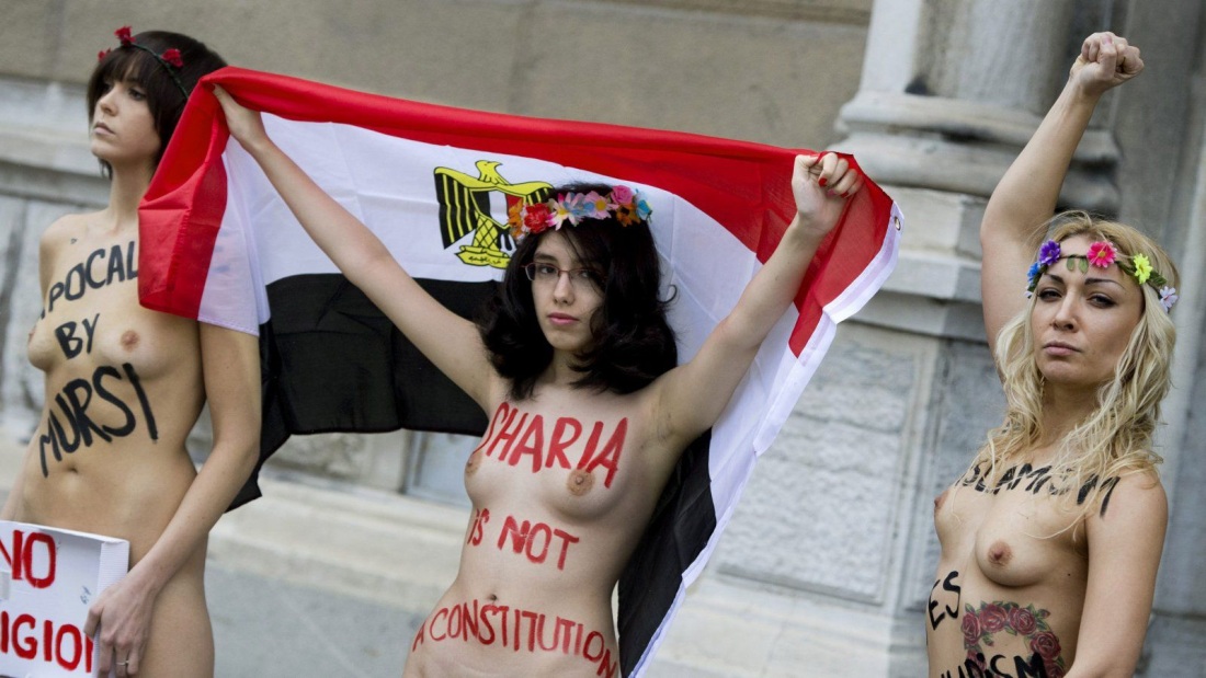 Девушки из Femen без трусов