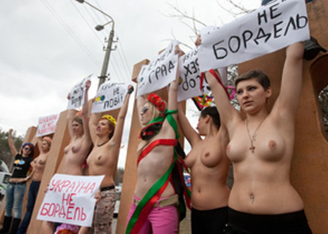 Голые женщины протестуют