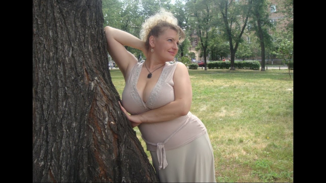 Юная позирует