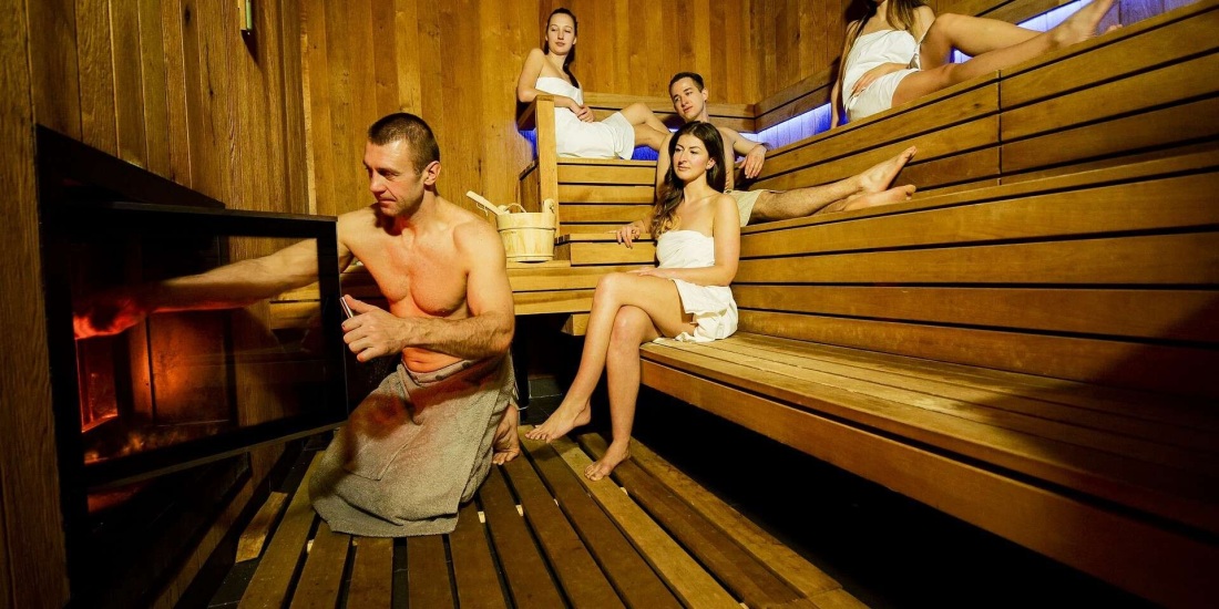 Компания в бане