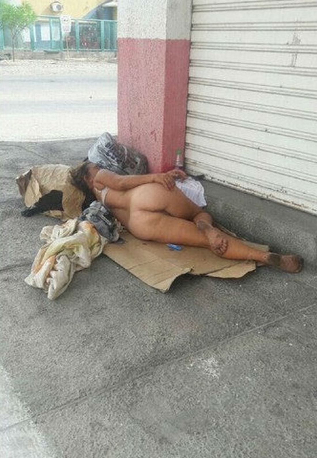 Голые бездомные женщины