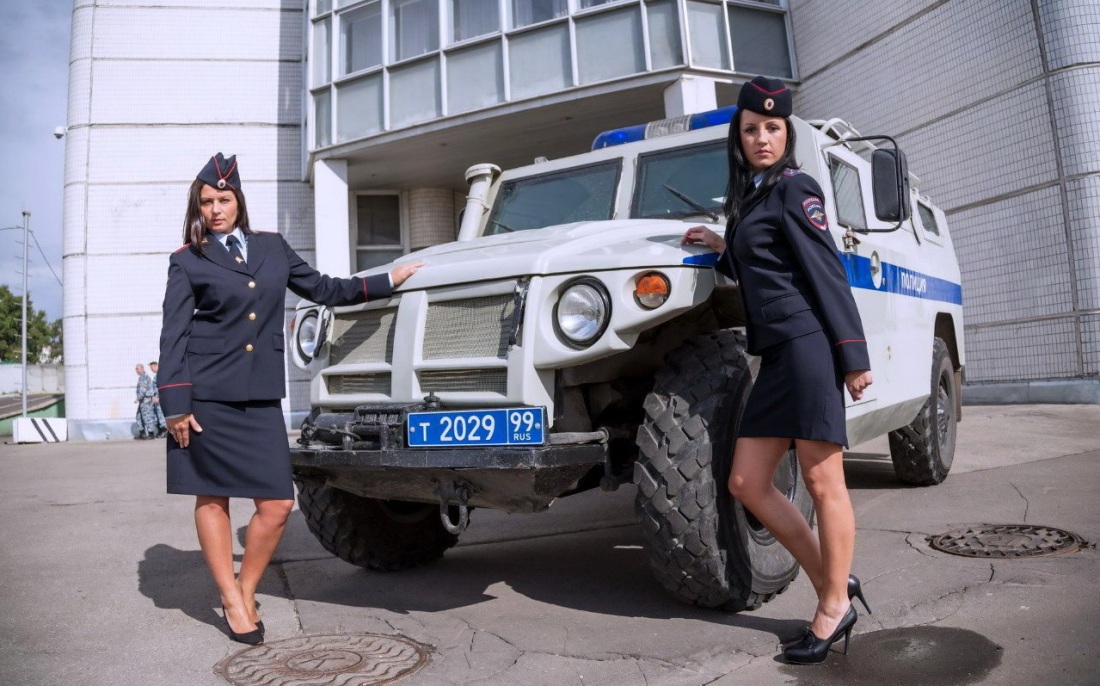 Девушка полицейский и автомобиль