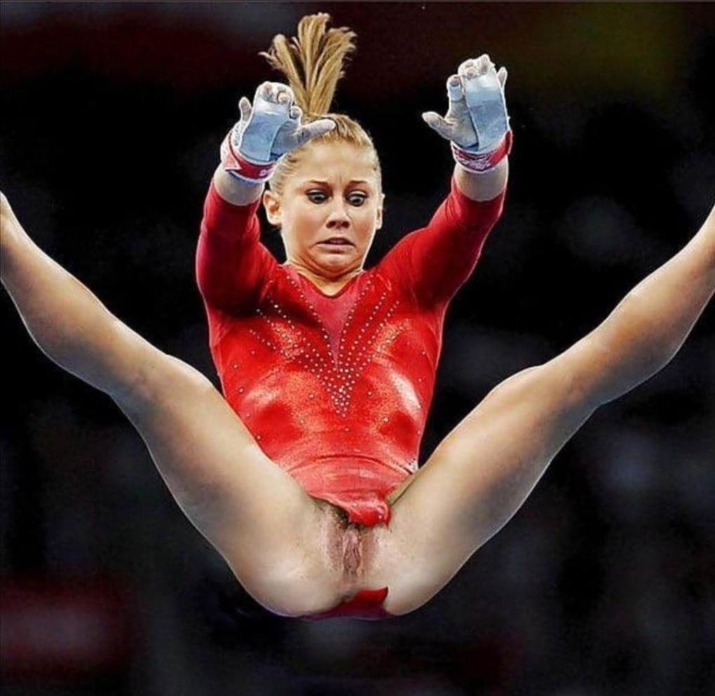Спортсменка раздвинула ноги