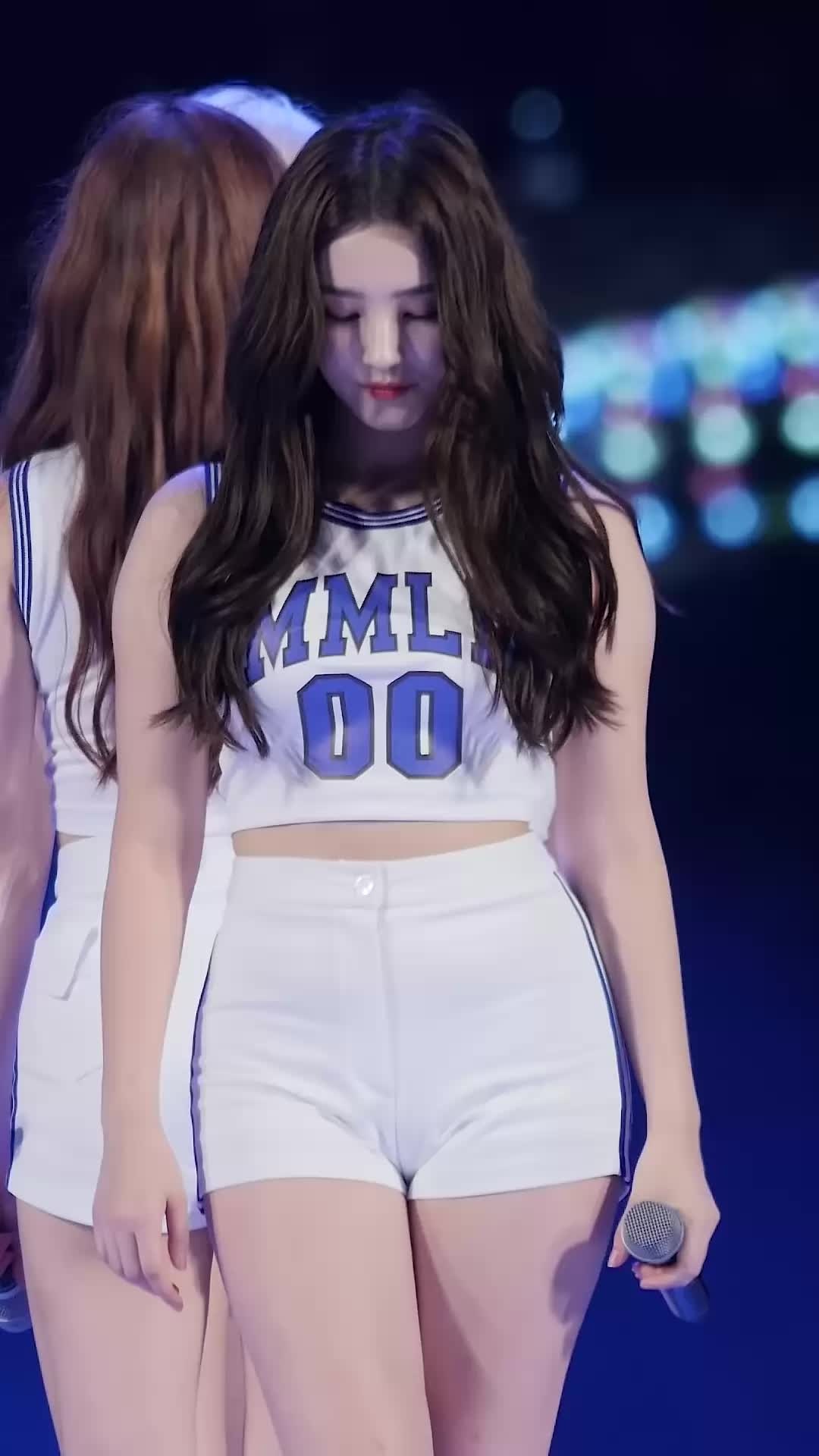 Nancy MOMOLAND В купальнике
