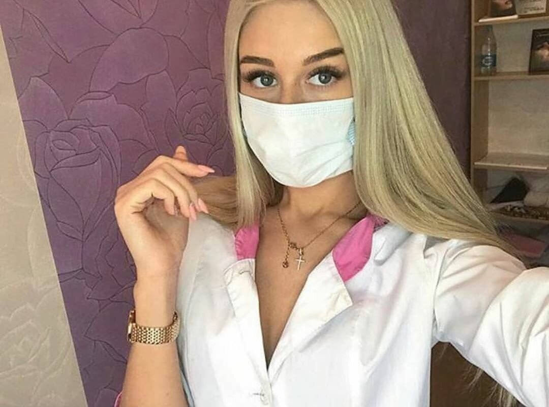 Блондинка в маске медицинской