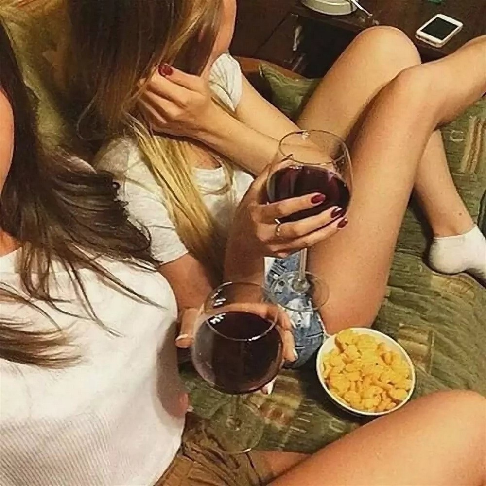 Подруги пьют
