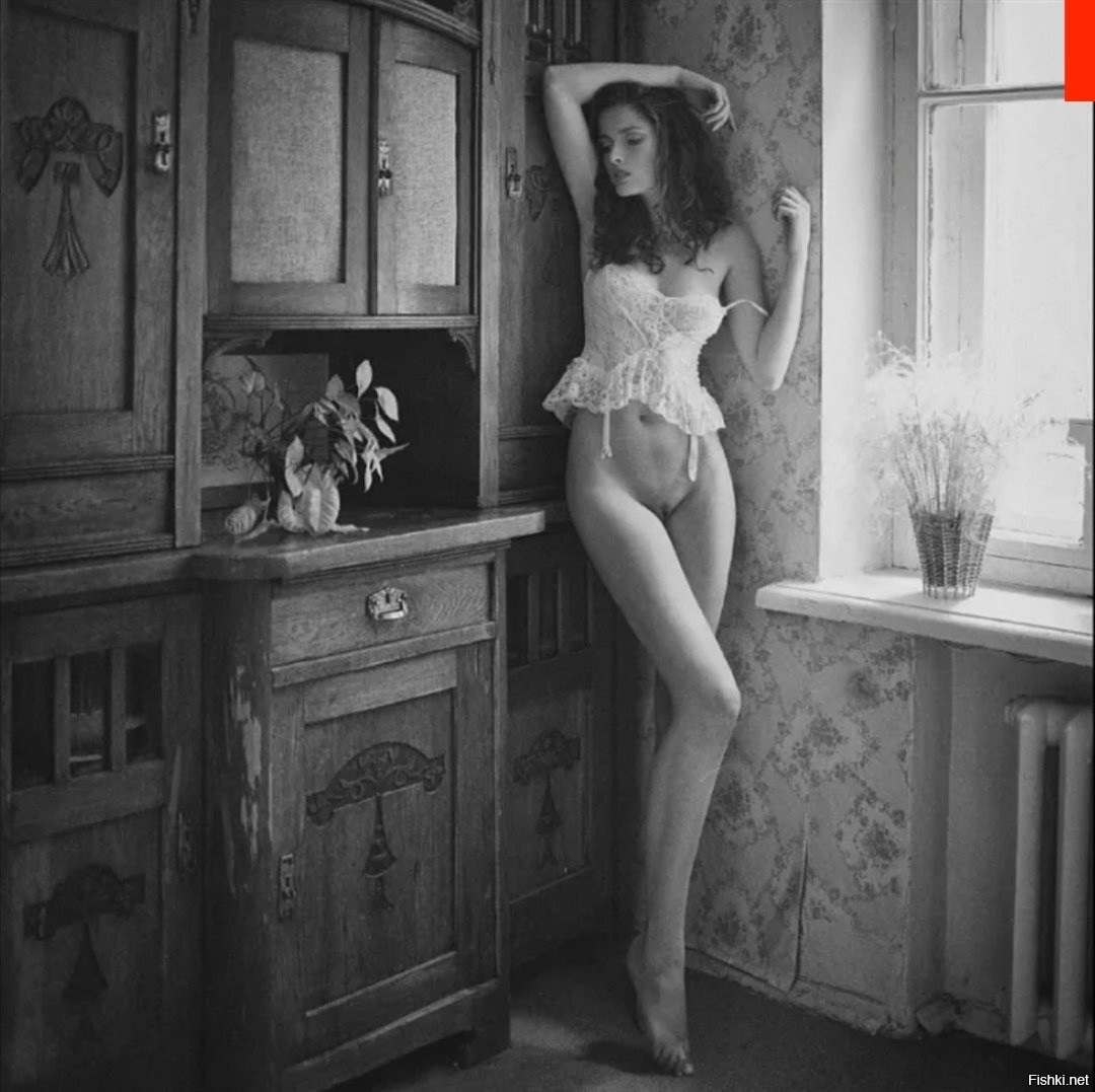 Голые женщины в старинных платьях