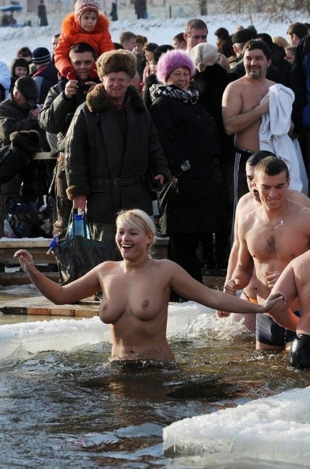 Голые девчонки на морозе!