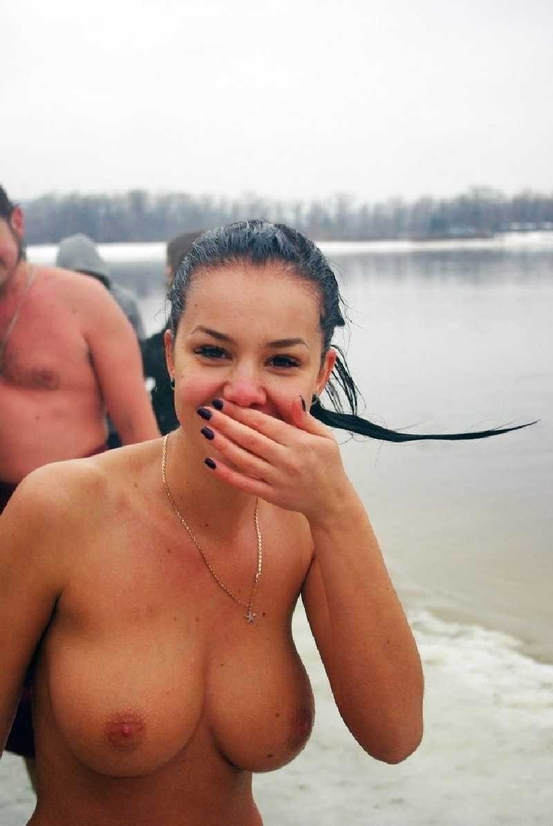 Голые моржихи купаются в проруби